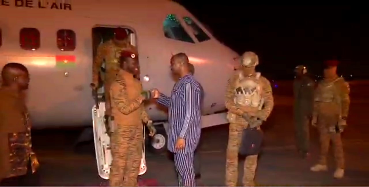 BURKINA FASO : Le Président du Faso, le Capitaine Ibrahim TRAORÉ a regagné Ouagadougou ce mardi dans la soirée à l’issue de son séjour à Accra au Ghana où il a pris part à l’investiture du Président John Dramani MAHAMA.