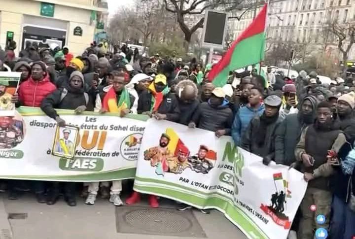 Manifestation de soutien à Paris pour la sortie des pays de l’AES de la #CEDEAO