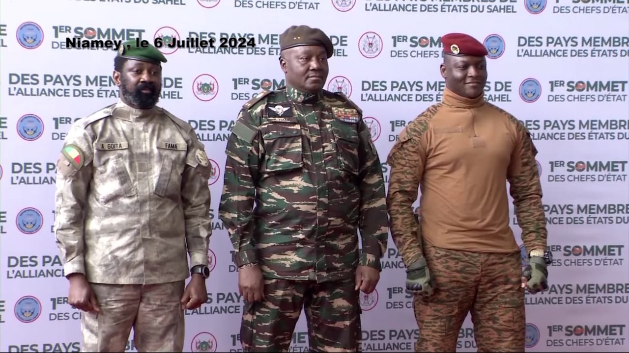 Niger : Les couleurs du Niger et le drapeau de la confédération des Etats du Sahel AES flottent désormais cote à cote à la Présidence du Conseil National pour la Sauvegarde de la Patrie CNSP.