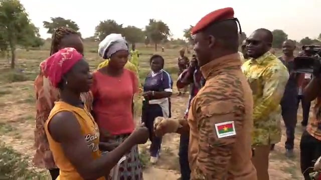 Burkina Faso : Le Président du Faso, Chef de L’État, le Capitaine Ibrahim Traoré, visite un site de maraichage d’une coopérative féminine a Zongo, un village situé dans la commune rurale de Loumbila (Plateau Central)