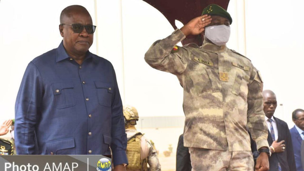 Mali : Visite du président ghanéen au Mali, 11 heures 21 minutes, sous le chapiteau présidentiel, les deux Chefs d’État saluent les drapeaux sous les hymnes nationaux des deux pays exécutés par la fanfare du génie militaire