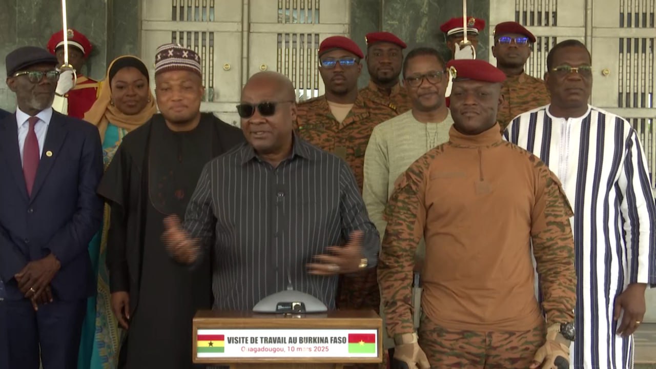 Coopération Burkina-Ghana : Interview français du Président ghanéen John Dramani MAHAMA après la rencontre avec le Président du Faso