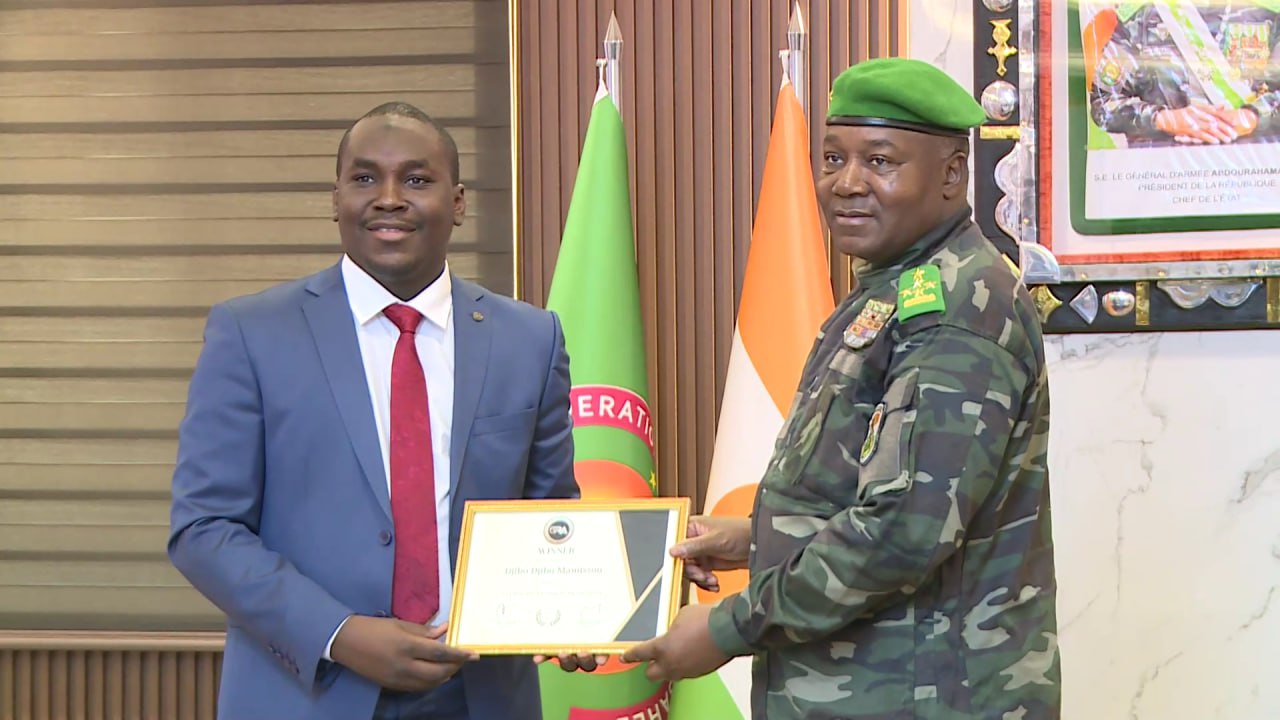Niger : Le Président de la République, Chef de l’Etat, le Général d’Armée Abdourahamane Tiani a reçu ce samedi à son cabinet Djibo Djibo Mamissou, jeune nigérien lauréat du prix mondial de la reconnaissance 2024.