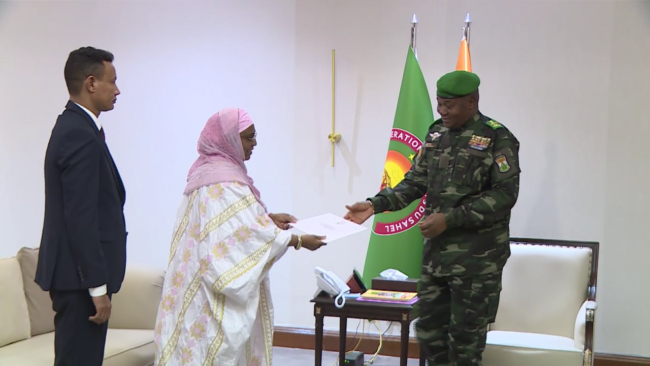 Niger : Le Président de la République, Chef de l’Etat, le Général d’Armée Abdourahamane Tiani a reçu hier une délégation de la République Islamique de Mauritanie conduite par la Ministre Conseillère à la présidence et une autre du système des nations unies conduite par le représentant spécial du secrétaire général des nations unies pour l’Afrique de l’Ouest et du Sahel.